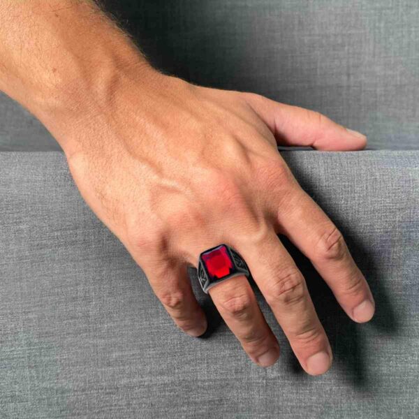 Ring Herren Chevalier mit rechteckigem rubinrotem Stein und Hanfblättern aus SCHWARZEM STAHL – Bild 2